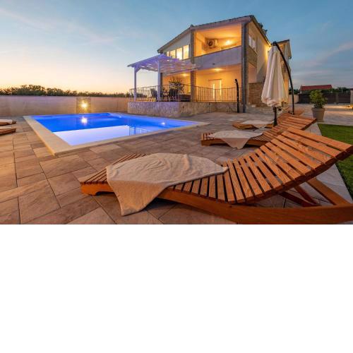 4 Bedroom Amazing Home In Gorica