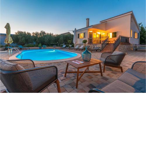 4 Bedroom Amazing Home In Polaca