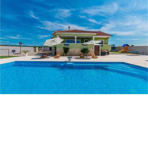 4 Bedroom Awesome Home In Gornje Rastane