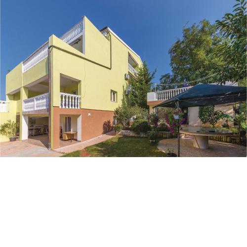 4 Bedroom Beautiful Apartment In Stinjan