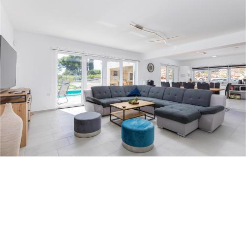 4 Bedroom Beautiful Home In Jursici