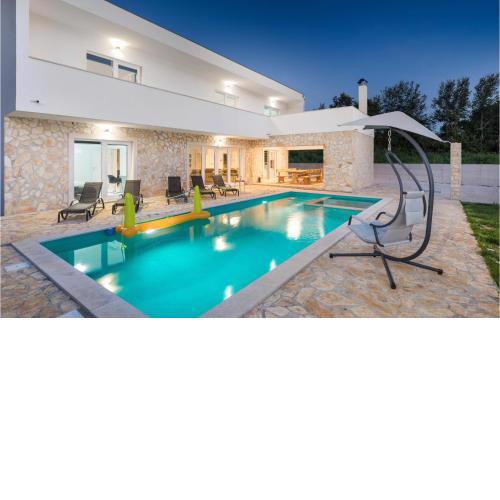 4 Bedroom Beautiful Home In Jursici
