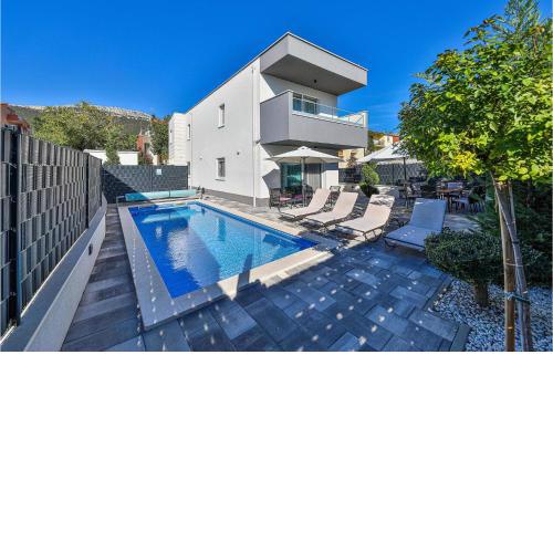 4 Bedroom Beautiful Home In Kastel Stari