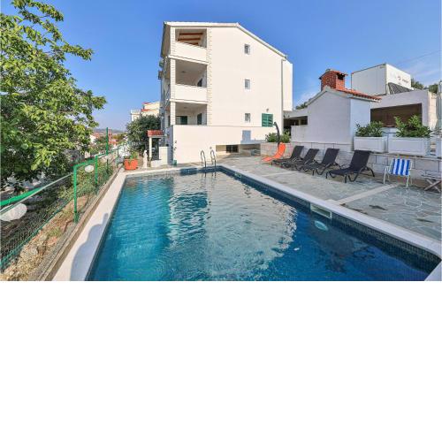 4 Bedroom Cozy Apartment In Okrug Donji