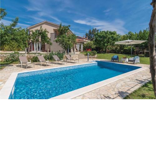 4 Bedroom Cozy Home In Cere