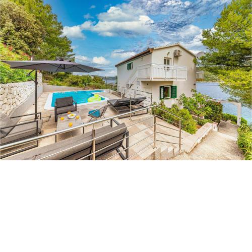 4 Bedroom Cozy Home In Drvenik Veliki