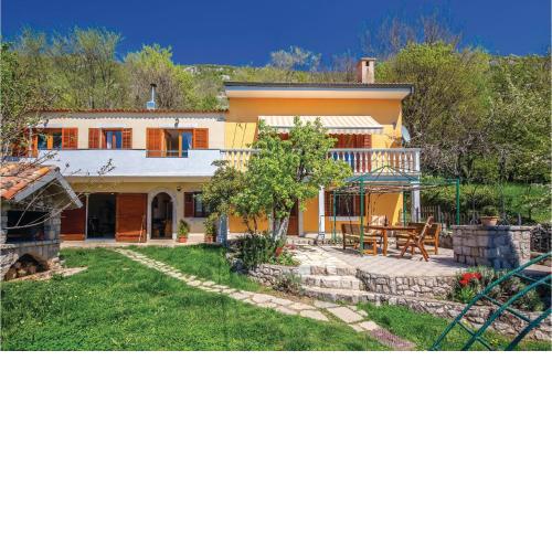 4 Bedroom Cozy Home In Krizisce
