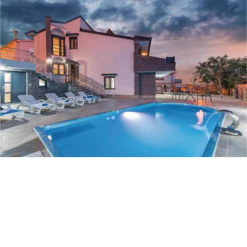 4 Bedroom Cozy Home In Krk