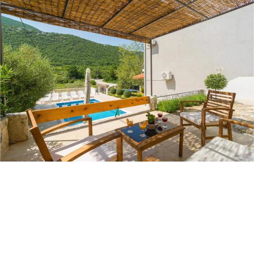 4 Bedroom Cozy Home In Kucice