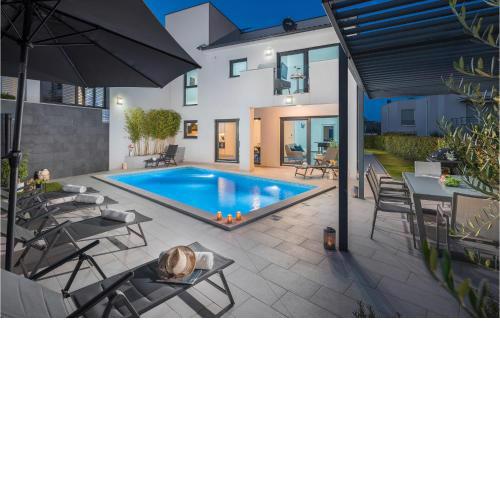 4 Bedroom Cozy Home In Medulin