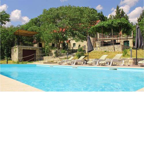 4 Bedroom Cozy Home In Otok