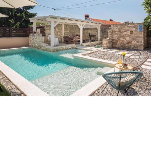 4 Bedroom Cozy Home In Peresiji