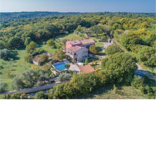 4 Bedroom Cozy Home In Rakalj