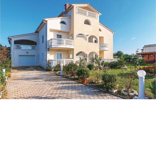 4 Bedroom Gorgeous Apartment In Pula