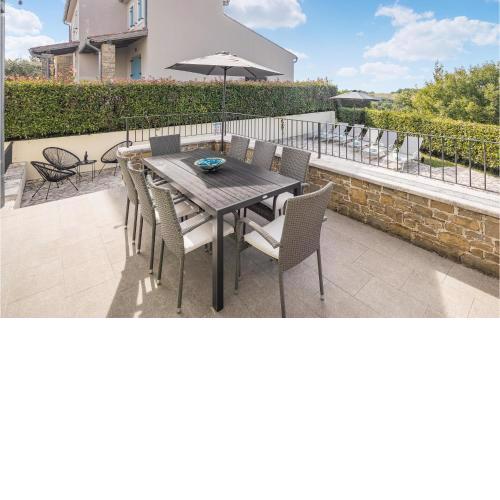 4 Bedroom Gorgeous Home In Baredine