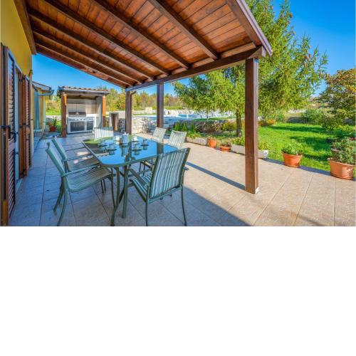 4 Bedroom Gorgeous Home In Presika