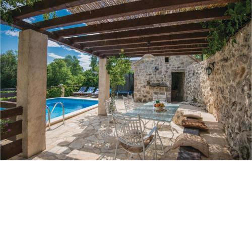4 Bedroom Lovely Home In Zmijavci