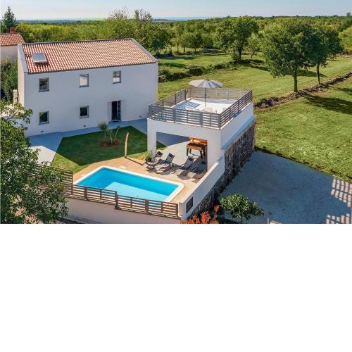 4 Bedroom Lovely Home In Zuzici