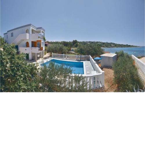 4 Bedroom Nice Apartment In Drvenik Mali