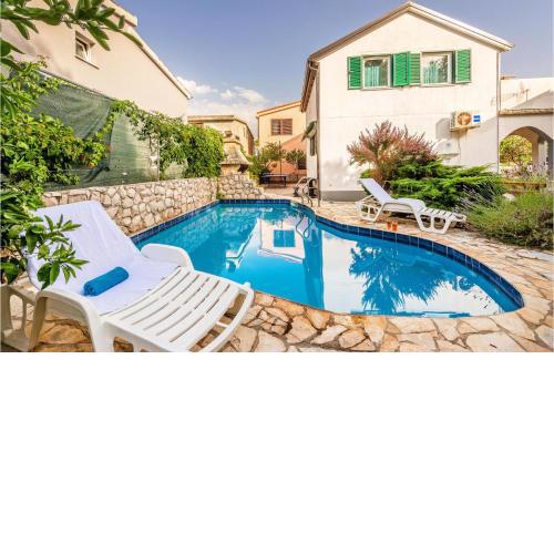 4 Bedroom Nice Home In Vir