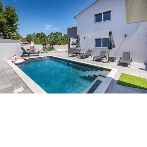 4 Bedroom Stunning Home In Peroj