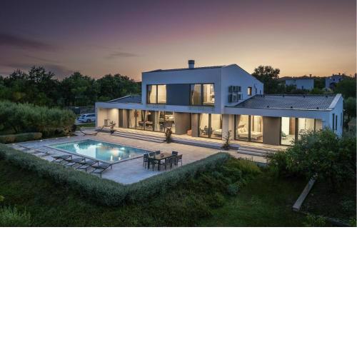4 Bedroom Stunning Home In Rakalj