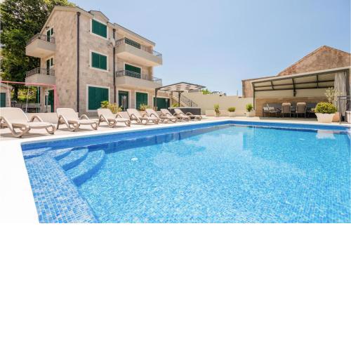 4 Bedroom Stunning Home In Tucepi
