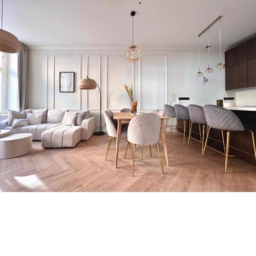 4 minutes National Theather APT