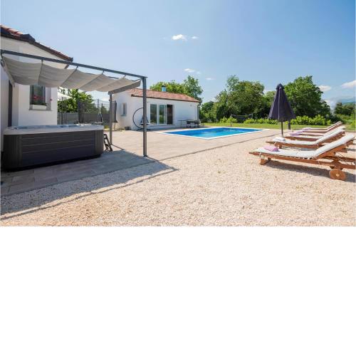 5 Bedroom Awesome Home In Donji Prolozac