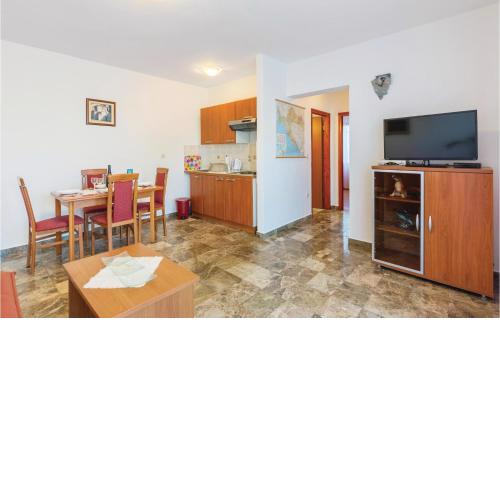 5 Bedroom Beautiful Apartment In Pula