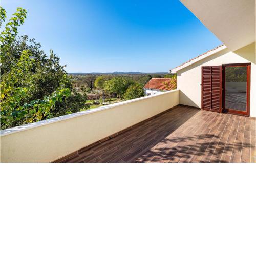 5 Bedroom Beautiful Home In Nadin