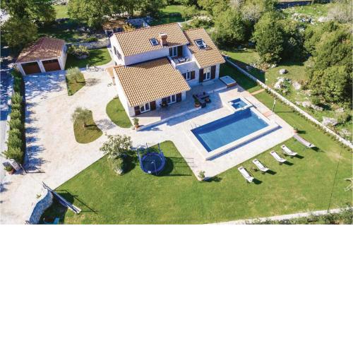 5 Bedroom Cozy Home In Topolo
