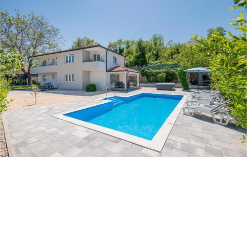 5 Bedroom Gorgeous Home In Zmijavci