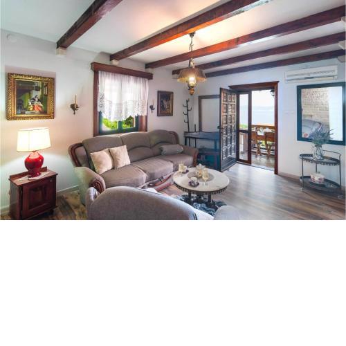 5 Bedroom Nice Home In Postira