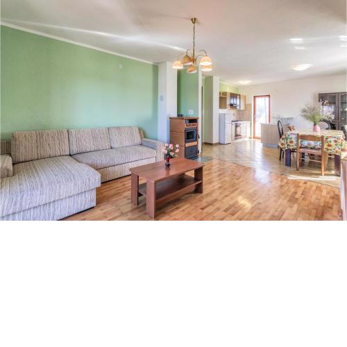 6 Bedroom Amazing Home In Bratulici