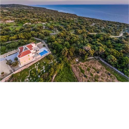 6 Bedroom Gorgeous Home In Lun