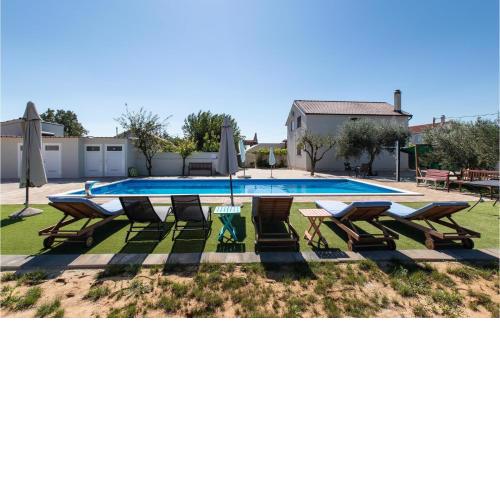 6 Bedroom Nice Home In Murvica