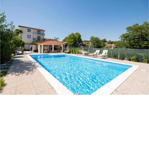 6 Bedroom Pet Friendly Home In Zmijavci