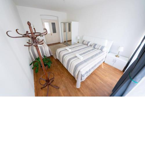 6 Bob's Apartments - 3 bedrooms, King size beds