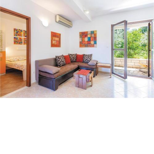 7 Bedroom Nice Home In Okrug Donji
