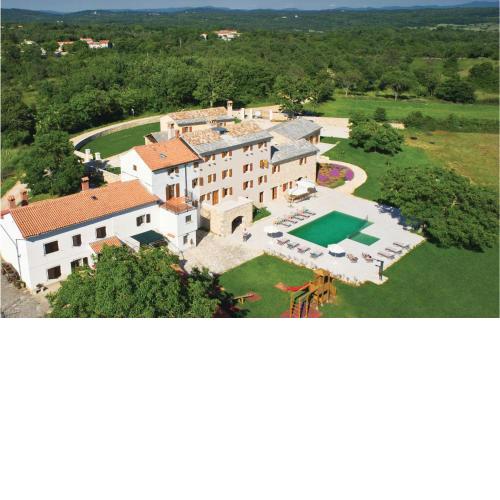 7 Bedroom Pet Friendly Home In Poropati