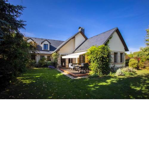7 Bedroom Secluded Villa close to Prague