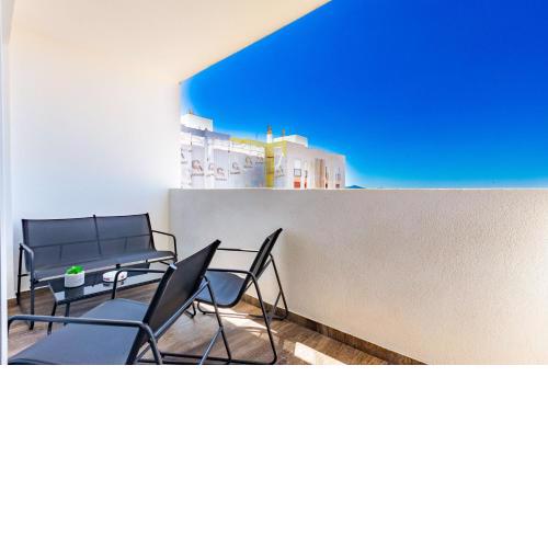 7th Heaven 2BR apt with balcony
