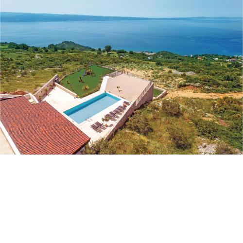 8 Bedroom Beautiful Home In Podstrana