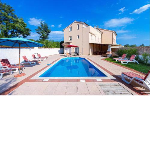 8 Bedroom Gorgeous Home In Cere