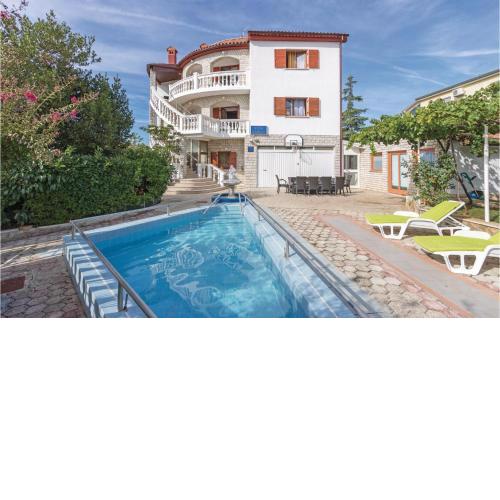 8 Bedroom Stunning Home In Pula