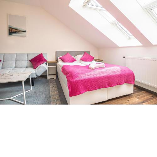 Airy Attic Apt.: Stylish Studio at Penzing Area