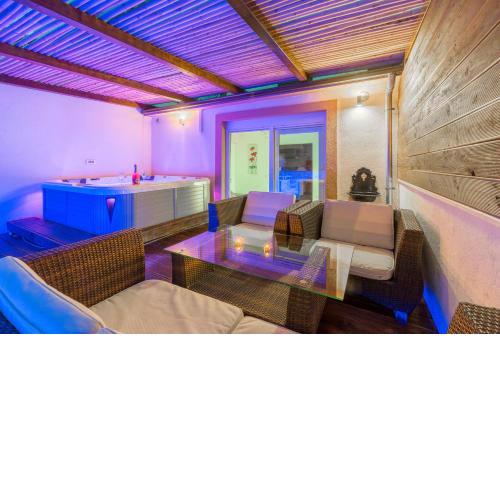 Alena Luxury apartment with jacuzzi