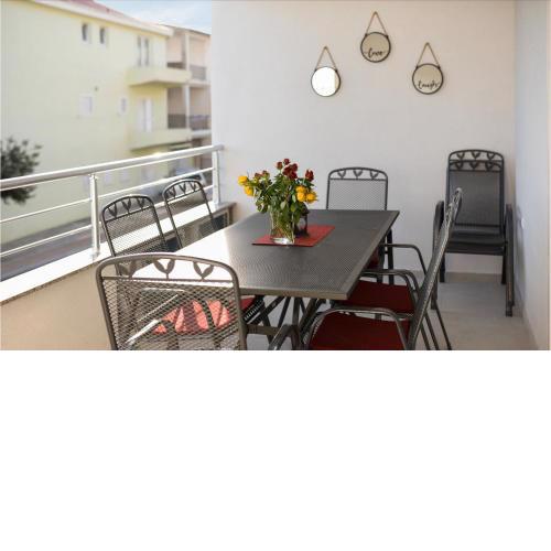 Amazing Apartment In Makarska With Kitchen