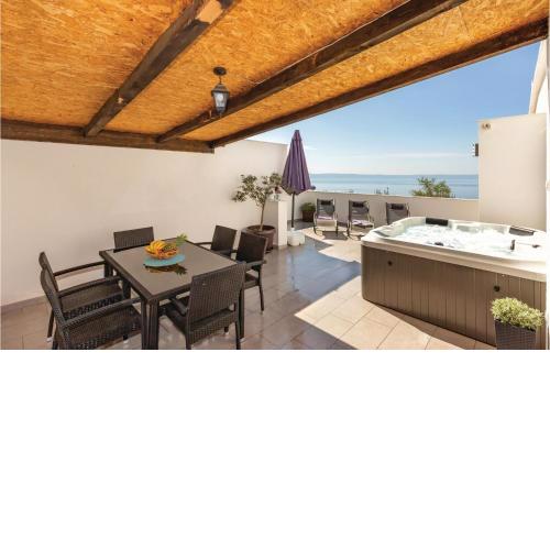 Amazing Apartment In Makarska With Kitchen